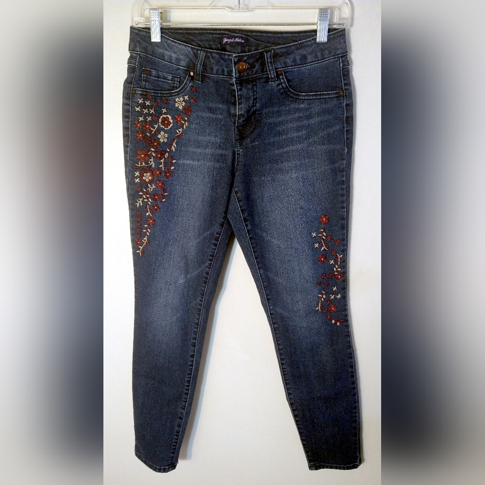 YOUNG AND MODERN MISSES TEENS SIZE 4 BLUE JEANS MEDIUM WASH FLORAL EMBROIDERY.
